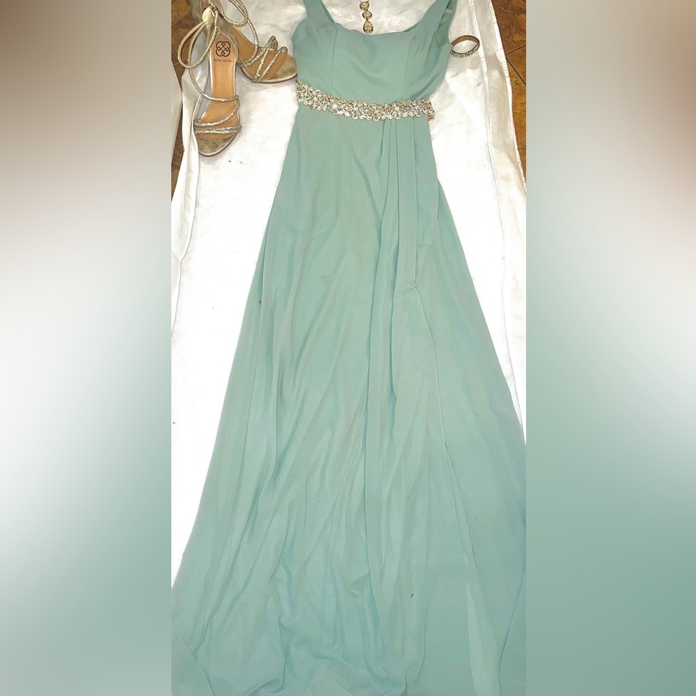 Evening dress new with tags. Accessories included free size small